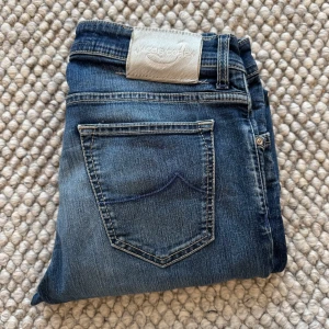 JACOB COHEN JEANS  - Jacob Cohen Jeans - Storlek: 32, Benlängd 109cm, midja 41cm - Modell: 688 Slim fit - Nypris 5000kr - deluxecloset