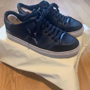 Axel Arigato skor - Säljer mina skor pga att dom är för små. Nytvättade och nyputsade. Det är en storlek 39 men jag skulle säga att det passar en 40 oxå. Dom är använda. Priset kan diskuteras vid en smidig affär. Om det är någon fundering eller annat är de bara att höra av sig! 