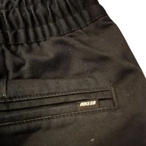 Svarta byxor från Nike SB - Snygga typ chinos skate Nike sb som är väldigt nice i strl xxs