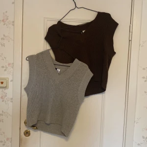 Stickade västar från H&M Divided - 75 sec för båda.Två stickade västar från H&M Divided i storlek XS. En brun och en grå, båda med v-ringad design. Perfekta för lager-på-lager under kyligare dagar.🍂🥀
