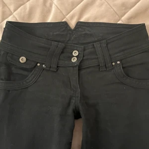 Lågmidjade bootcut jeans  - Svarta Lågmidjade bootcut jeans i fint skick. Skulle säga att de passar som en xs 