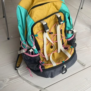 Vandringsryggsäck - Dösnygg hike- väska, helt oanvänd. 30L.   https://www.next.se/en/style/st780356/481559?gclsrc=aw.ds&gad_source=1&gbraid=0AAAAADn-_y98fPqkGDpWsr6D6tgskLs-b&gclid=CjwKCAiAt4C-BhBcEiwA8Kp0CWmDmxQIgSBU9WdPnRHHT8rp169KUWPBR_EBYub1jiGN9bFis0u0thoCQVMQAvD_BwE#481559
