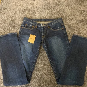 Blå jeans från WeSC - Säljer mina blå Low waist jeans från Sellpy i stl 27 då dom inte passar. Pris kan diskuteras. Skriv om ni har någon fråga