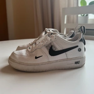Nike AF1 - Jättefina skor inte alls slitna, lite smutsiga bara går att tvätta. Köpta på JD sports. 