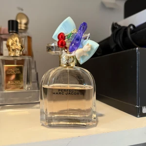 Marc Jacobs Perfect 50 ml  - 50 ml ursprungligen, mängd enligt bild. 