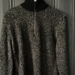 Stickat half zip  - En stickad half zip från jack&jones i storlek XS        Bra skick inga hål eller liknande :) 🙌