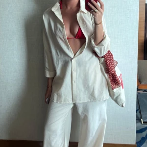 Krämvit tvådelat set - Perfekt tvådelade setet! Oversized med långa byxor (jag är 170)💕