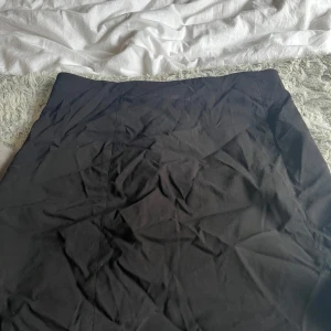 Svart kjol från new yorker - Snygg svart kjol i storlek L, men sitter som M (ganska liten i storlek) Kjolen har en diskret slits på sidan och en dragkedja för enkel på- och avtagning. Perfekt för en stilren look.