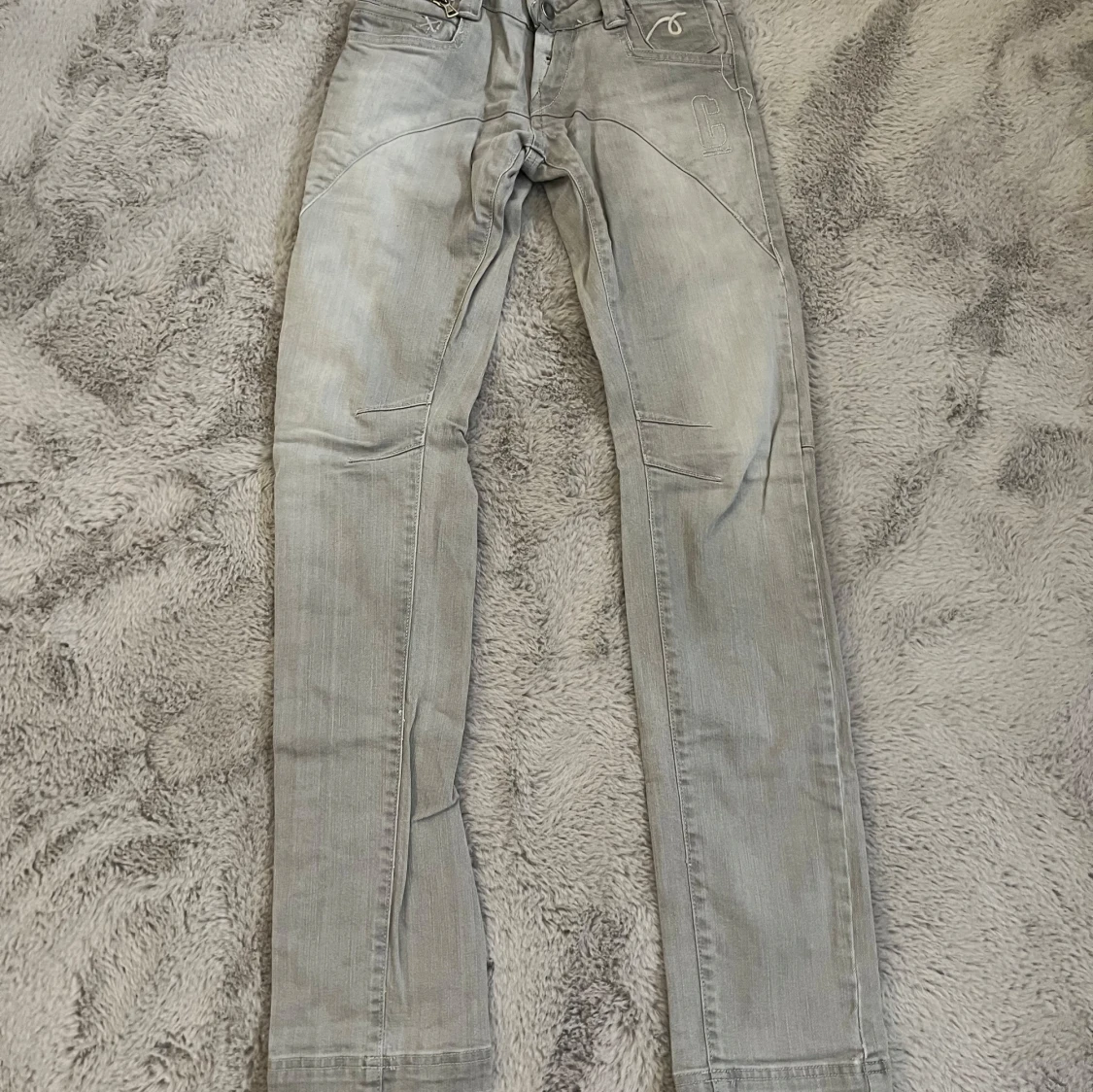 Grå lågmidjade jeans med broderade detaljer - 3