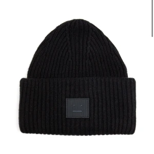 Acne mössa  - Säljer nu min svarta acne mössa💖 den är i jättefint skick och har inga defekter! Har kvar lappen som satt på mössan. 