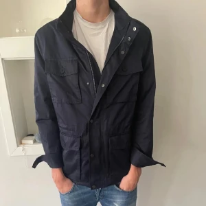 Feild jacket  - Tjena! Säljer en helt ny Feild jacket i grymt skick. Passar perfekt till kallare temperaturer. Kom gärna med frågor!🤗pris går diskutera