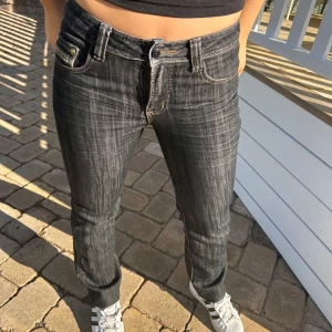 Svart/gråa jeans  - Snygga svarta jeans,broderaddetaljer på bakfickorna. De är Vintige från secondhand, har själv inte använt mycket! Fint begagnat skick 