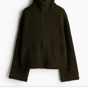 Teddyjacka H&M - Säljer denna trendiga H&M jacka💕 Den är använd men i mycket gott skick, sista bilden är min. Jag har xs men jackan är i s få jag ville ha den mer som en jacka så passar xs-s.💞💞Skriv vid frågor eller fler bilder💖 Inga prisförslag om ni inte tänker köpa❤️
