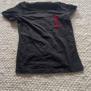 Kung-fu T-shirt  - Säljer en kung fu tröja men har inte riktigt rett storlek på sin lapp men jag skulle kunna sega 140 men ni såg hur den såg ut på mig och jag har 134💗🩷🎀🩷💗och den funkar för alla kön !!!! Det är en t-shirt som är till för alla kön!! Så även om det står kvinna så är den till för de andra också 💗det står smål på storleken men är inte det men passar från 10-20 år