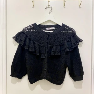 Trekvartsärmad kofta - Trekvartsärmad kofta från Zara med vackra volangdetaljer och spetsmönster. I nytt skick förutom ett litet hål vid ärmen på bild 4💓