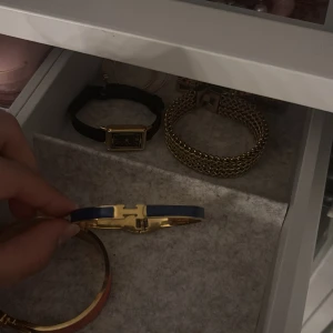 Blått och guld armband - Elegant armband i blått och guld med en stilren design. Perfekt för att ge en touch av lyx. Pris kan diskuteras 