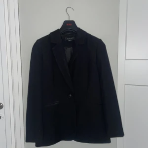 Alinge kavaj - Kavaj från Alinge. Svart, men en knapp. Nyskick, använd cirka 5 gånger. Nypris ca 1400kr.