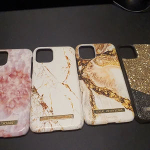 Iphone 11 pro skall från iDeal of Sweden - Säljer alla för ett bra pris från iDeal of Sweden. De har olika mönster som rosa kristall, vit marmor och guldglitter. Perfekt för att ge din mobil en stilren look. Skalen är designade för att passa perfekt och skydda din telefon.