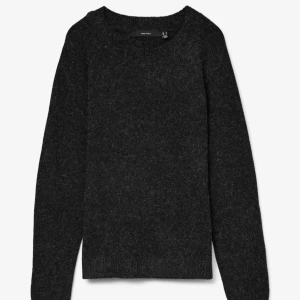 Mörkgrå stickad tröja från veromoda - Gosig mörkgrå tröja från veromoda💗Storleken är M men tycker att den känns mer som S 💕Säljer eftersom att den är lite för liten för min smak då jag gillar lite mer oversized stickade tröjor💖Annats superfin!!