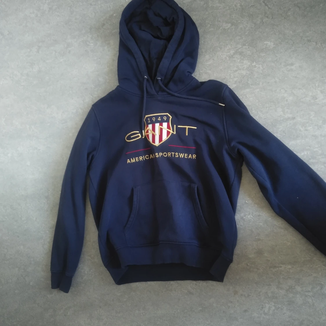 Mörkblå hoodie från Gant