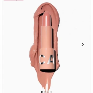 Adore you caia läppstift  - Säljer min läppstift , köpt för länge sen , säljer pågrund av att den inte passade mig och kommer inte till användning, knappt använd , rengjort det med ett tort papper