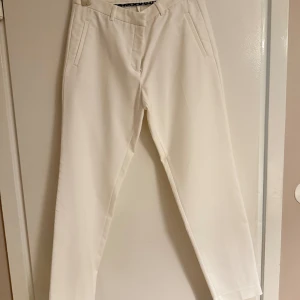 Vita kostymbyxor - Snygga vita byxor med en stilren design. De har en rak passform och är perfekta för en elegant look. Köpta på MQ för 800 och är använda 1 gång🤩 säljer även matchande kavaj till👏🏼👏🏼