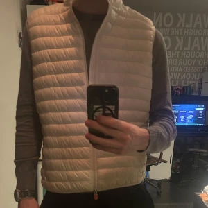 Save The Duck väst - Säljer en otroligt fräsch väst från Save the duck, storlek är L men sitter som M, jag  på bilden är 190, svår att få tag i och är perfekt nu till våren/sommaren. Den är köpt i höstas och använd ett fåtal gånger, cond:9/10. Priset är ej hugget i sten, hör av er vid ev frågor och funderingar! 