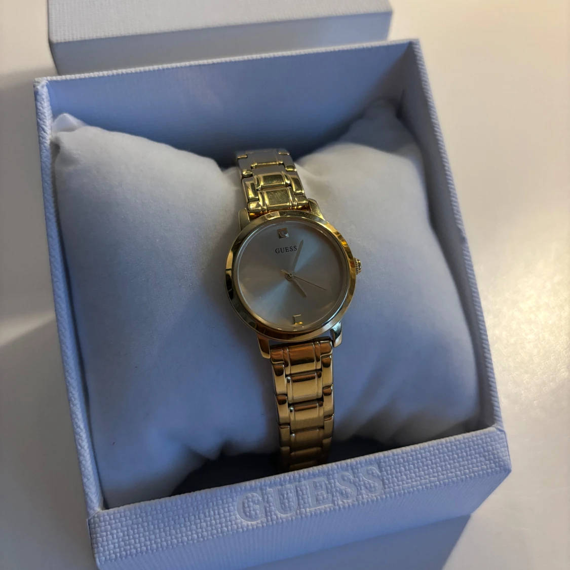 Guldfärgad klocka från Guess!