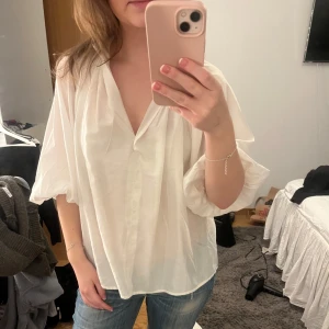 Vit blus  - Säljer denna fina blusen med lite kortare ärmar. Använd 2 gånger. 