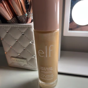 e.l.f. Halo Glow Liquid Filter - Säljer en e.l.f. Halo Glow Liquid Filter i nyansen 2 Fair/Light. Denna flytande produkt ger en strålande finish och kan användas som en foundation. Jag har testat den en gång men det var fel nyans.