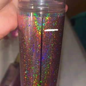 Body mist Rosé Rush av Paris Hilton - Säljer på grund av att den inte kommer till användning❤️ den luktar lite sött och som roser. Det jag inte riktigt gillar med den är att den inte håller hela dagen. Har knappt använt så nästan hela är kvar❤️ Köpte för 120kr på någon hemsida. 236 ml 