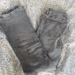 Grå jeans från Gina Young  - Snygga grå jeans från Gina Young. Jätte fint basplagg till vardagar, jeansen är även justerbara vid midjan 