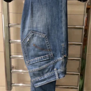 Blå jeans med slitningar - Feta dondup jeans med slitningar, de är i storlek 30w, pris kan även diskuteras vid snabbaffär. Vid fler frågor eller annat kom privat