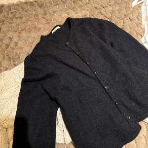 Kofta - Svart kofta från gina tricot, strl L då jag haft den som en oversized modell💫 inga defekter 