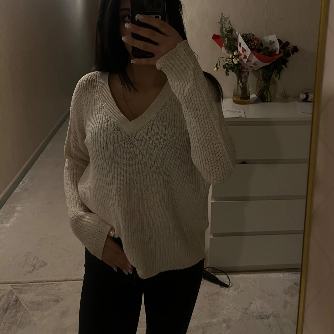 Beige stickad tröja med v-ringning