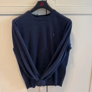 Ralph lauren merino ull, washable, slim fit storlek M - Kvitto finns, utmärkt skick (köptes för mindre än 2 månader), cond 10/10 pris diskuterbart vid snabb och smidig affär! Nypris, 2400:- skanna qr för verifiering.