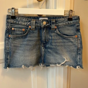 Blå jeanskjol💓 - Säljer den här jät tre snygga jeans kjolen från weekday, stl 34💓💓💗💗