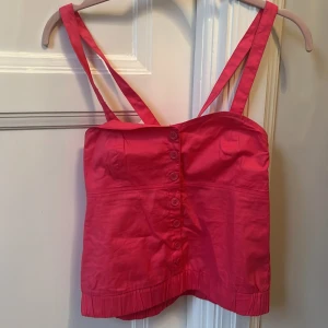 Rosa korsettopp 💓💓💓💓💓 - Säljer en snygg rosa korsettopp från H&M med knappar framtill och justerbara axelband. Jättefin till sommaren och såååååå fin färg💓💓💓