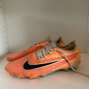 Nike Phantom fotbollsskor  - Säljer nu dessa mycket snygga och sköna Nike Phantom fotbollsskorna i bra skick| nypris:3199| storlek 42,5|mycket sköna och populära, bara att höra av sig vid frågor! Priset ej hugget i sten