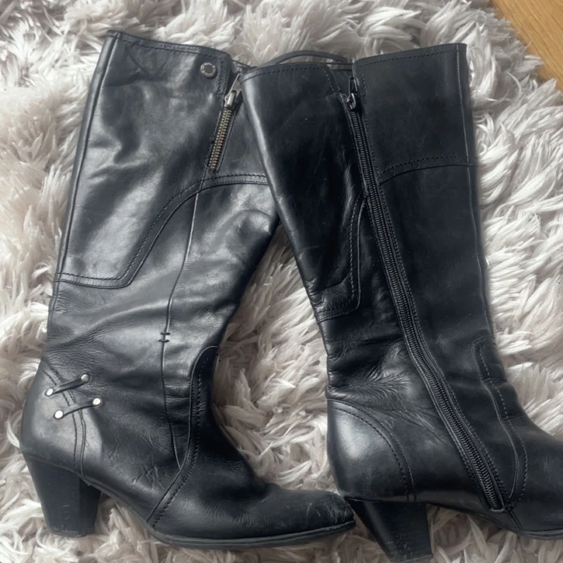 Svarta stövlar med dragkedja