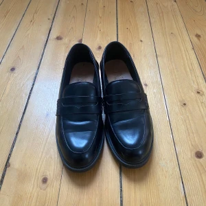 Svarta loafers  - Snygga svarta loafers i skinn från Unisa. Klassisk design med rundad tå och låg klack, nytt skick. 