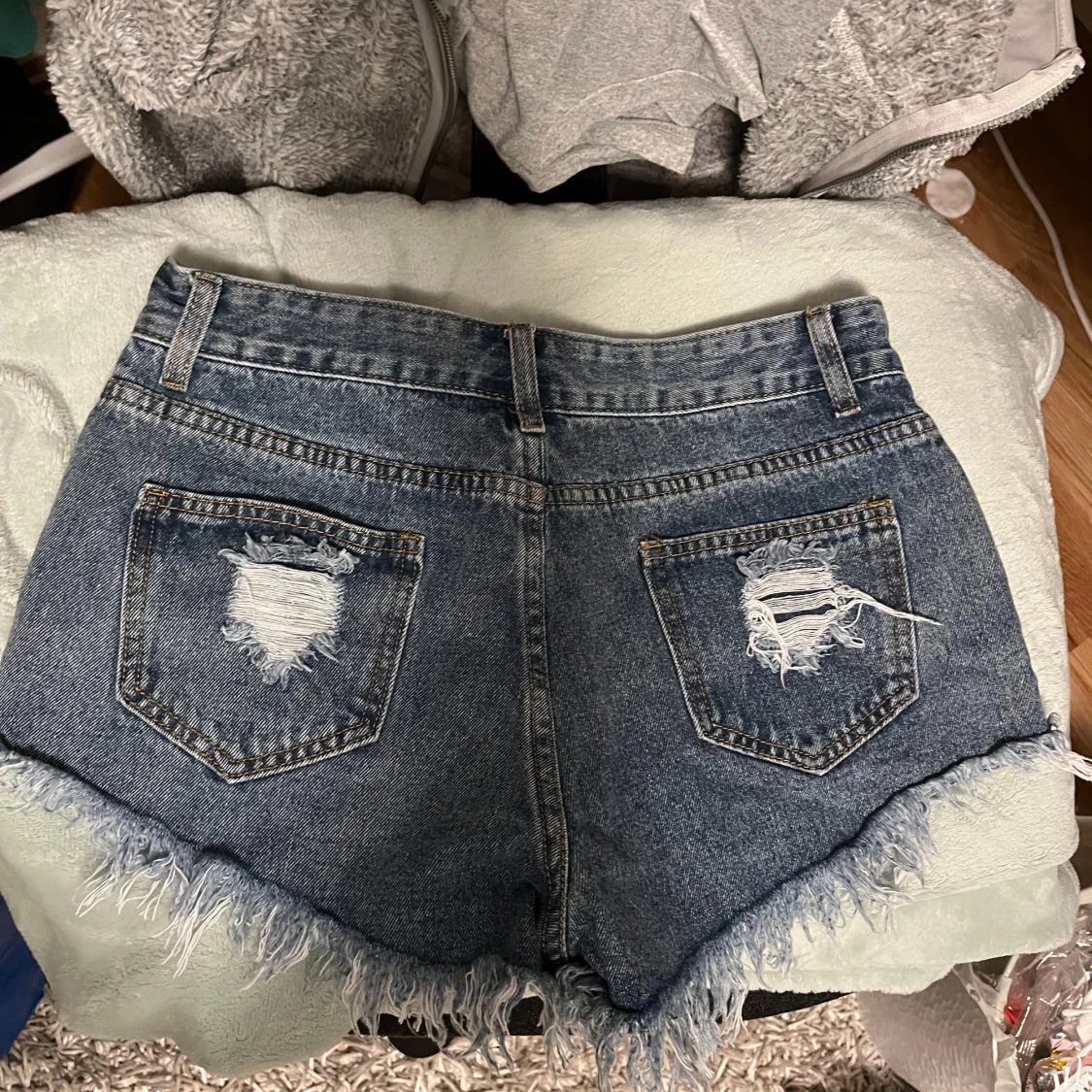 Blå jeansshorts med slitningar - 3