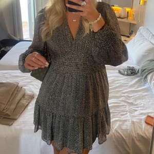 Leopardmönstrad klänning - Säljer denna skitsnygg klänningen från Zara. I storlek xs och endast använd 1 gång💞