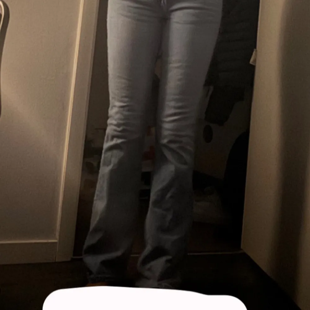 Säljer dessa jättevackra jeans från Lager 157🩵 Dessa är bootcut och lowwaist och säljer pga av att jag rensar min garderob. Köpta för 450 i butik men kan tänka mig att sänka priset om vi kommer överens om det🌸. Farkut & Housut.