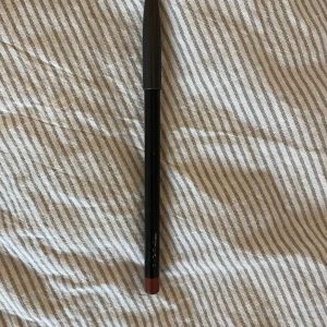 Lipliner läppenna Mac spice - Läpppenna/ lipliner från Mac i färgen spice❤️Har haft den en tag men den har inte kommit till användning❤️Nypris 295kr