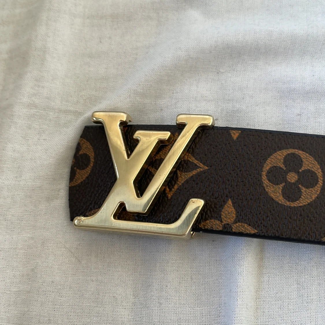 Brunt bälte med guldig logga - 1