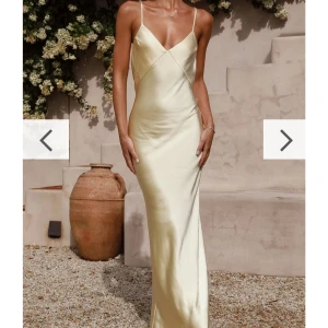 Ljusgul långklänning från Billy J - Elegant ljusgul långklänning från Billy J i satin med smala axelband. Klänningen är helt oanvänd. Jag är 170 och har runt storlek 34, den sitter perfekt!! Ordinariepris 1543kr (inklusive frakt och tull) kom gärna med prisförslag!!