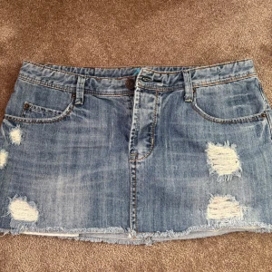 Blå jeanskjol med slitningar - säljer denna jätte snygga jeanskjolen då den inte kommer till användning!🩷står tyvärr ingen lapp med storlek men midjemått 40 tvärs över