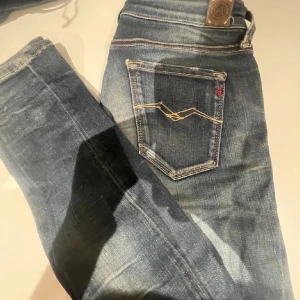 Svarta jeans från Nudie Jeans - Snygga jeans från replay med klassisk . Perfekta för en stilren look.  27-30 passar  164-172