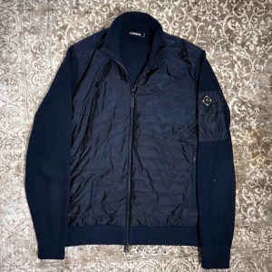 J.LINDEBERG CARDIGAN - Tja! Säljer en as fräsch J.Lindeberg cardigan som är storlek L men passar mer M | skick 9/10 mycket bra! | Mitt pris 1399kr | Nypris 3200kr | Hör av dig vid några funderingar eller frågor 